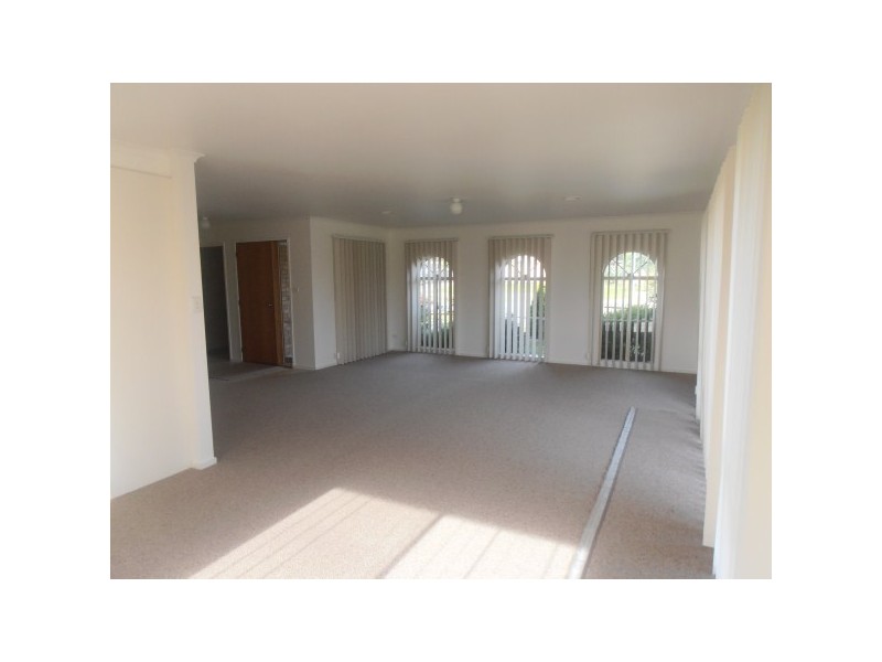 4 Elpara Place, Skye VIC 3977