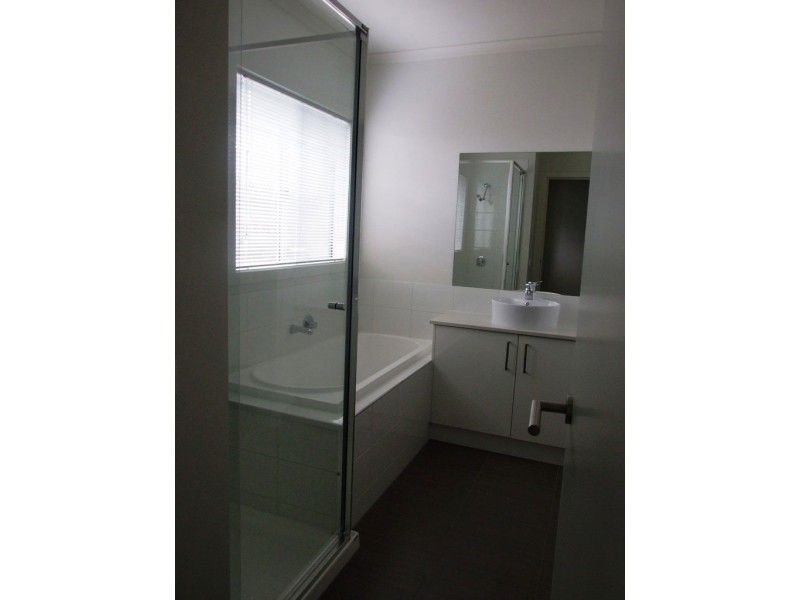 2 Flora Lane, Carrum Downs VIC 3201