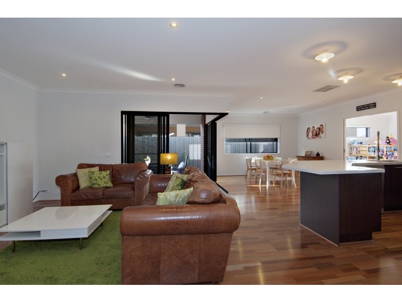 34 Sandarra Boulevard, Sandhurst VIC 3977