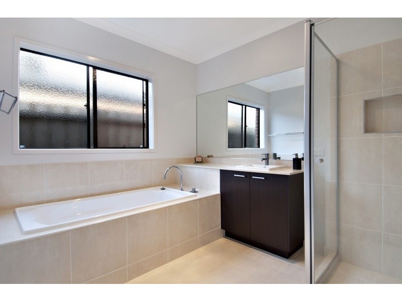 34 Sandarra Boulevard, Sandhurst VIC 3977