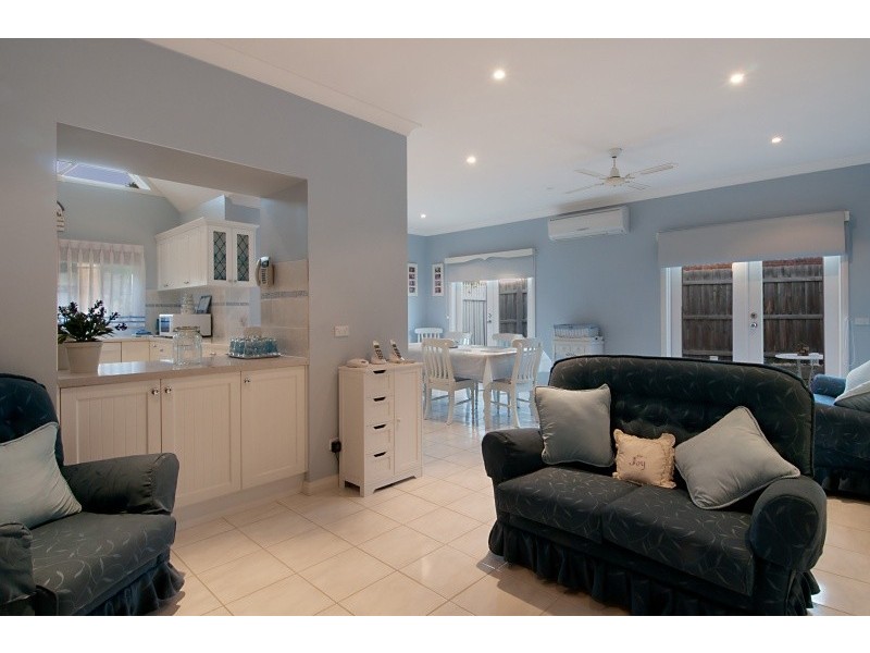 11 Clifton Grove, Carrum Downs VIC 3201