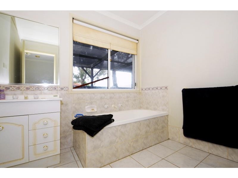 11 Orama Avenue, Carrum Downs VIC 3201