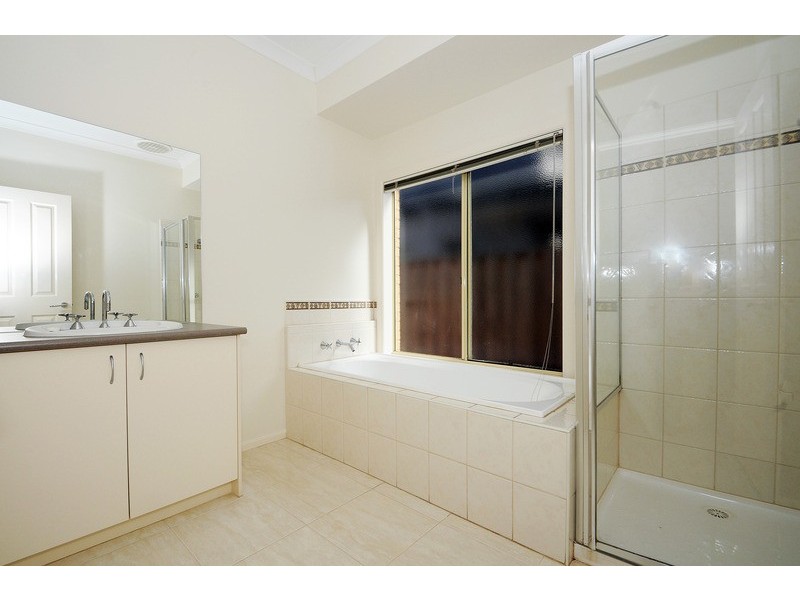 2 Kelly Terrace, Sandhurst VIC 3977