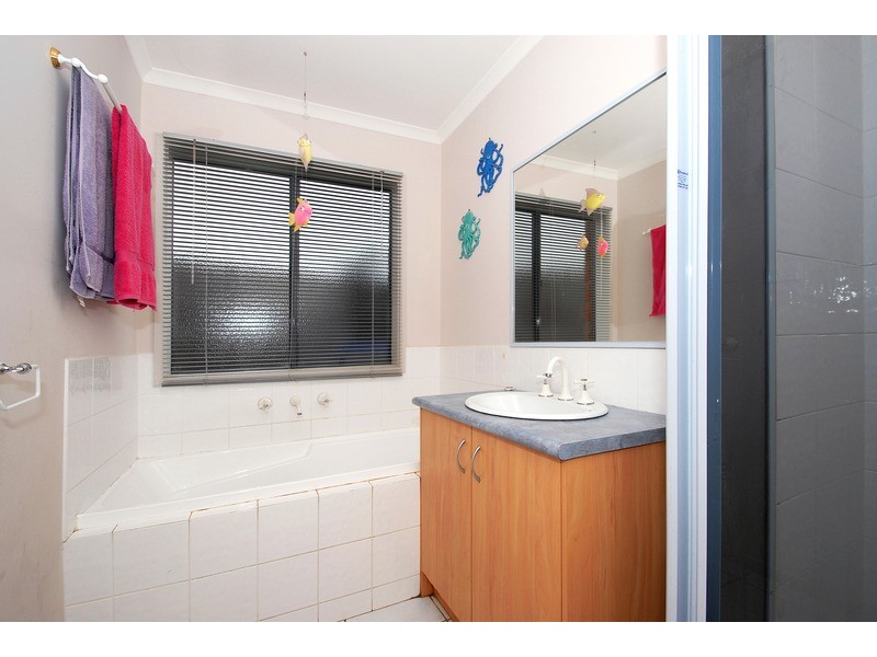 1 Clifton Grove, Carrum Downs VIC 3201