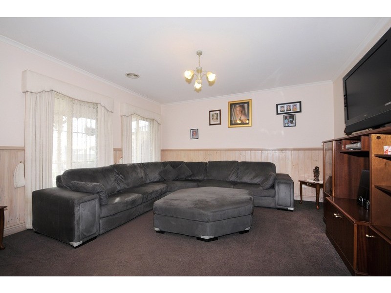 8 Windsor Grange Court, Skye VIC 3977
