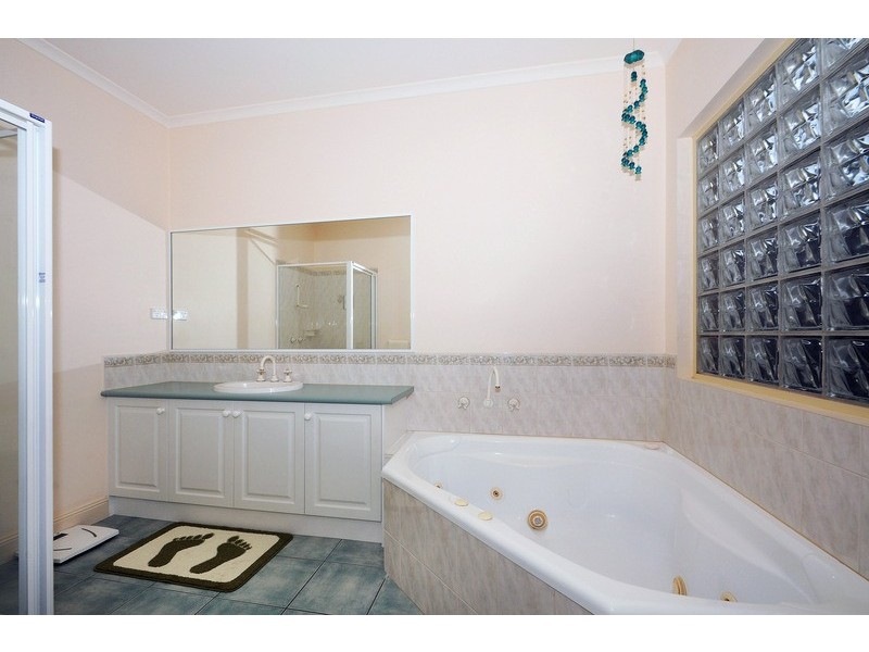 8 Windsor Grange Court, Skye VIC 3977