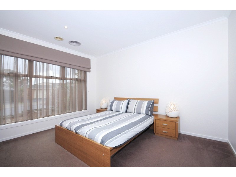 8 Postregna Way, Skye VIC 3977