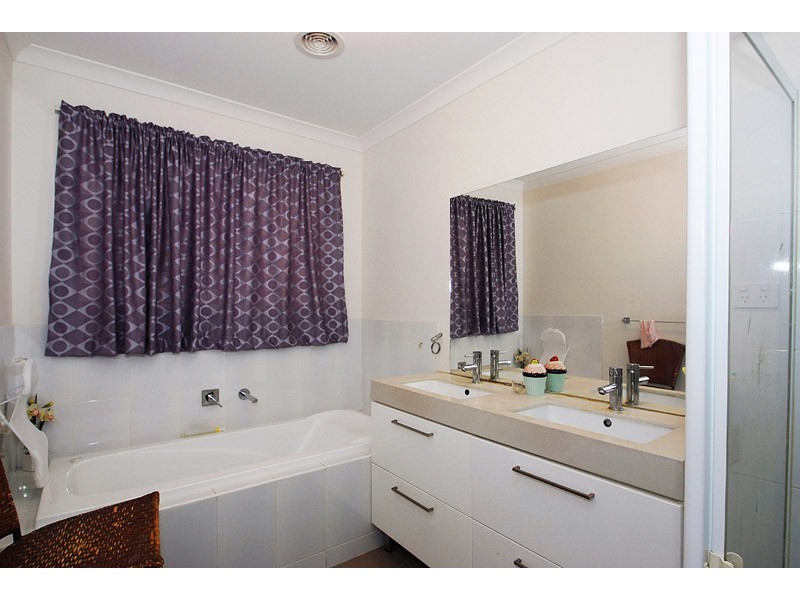 2 Holly Place, Carrum Downs VIC 3201