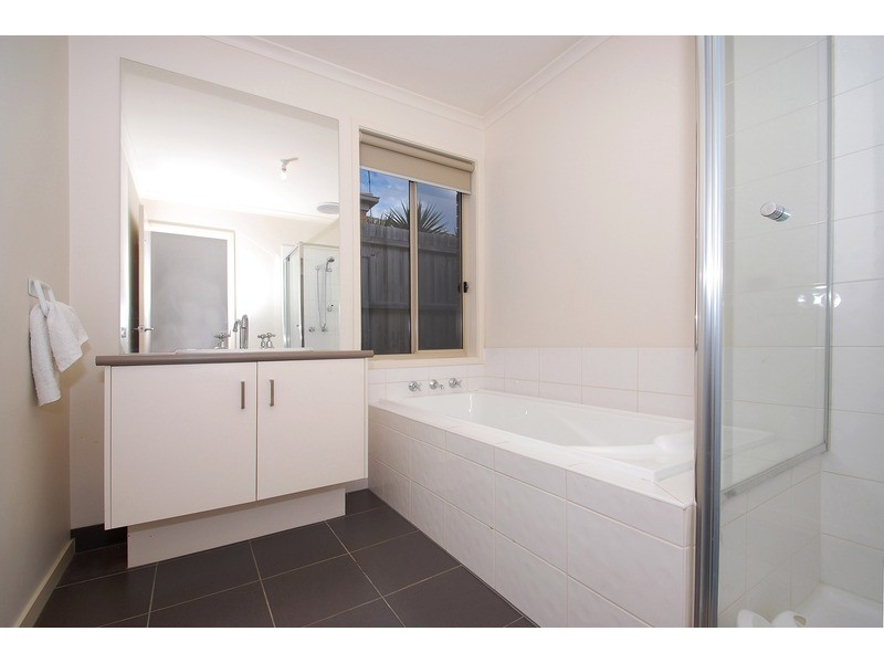 11 Madisson Crescent, Carrum Downs VIC 3201