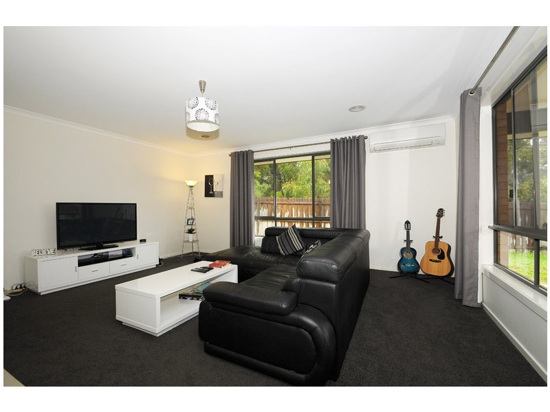 17 St Austell Court, Skye VIC 3977
