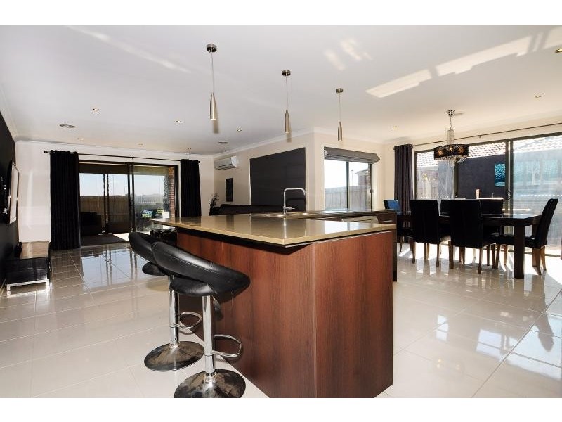 9 St Austell Court, Skye VIC 3977