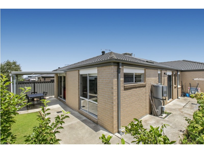 18 Pointer Drive, Pakenham VIC 3810