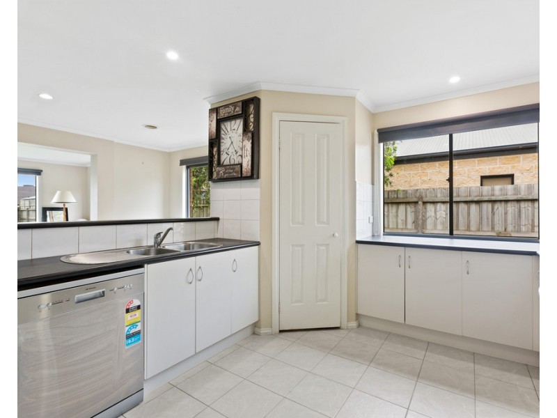 35 Edinburgh Drive, Skye VIC 3977