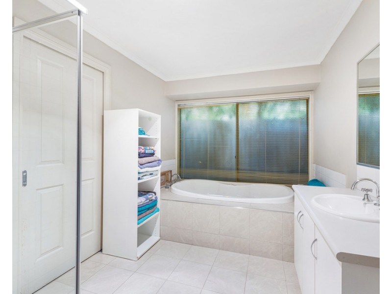 35 Edinburgh Drive, Skye VIC 3977