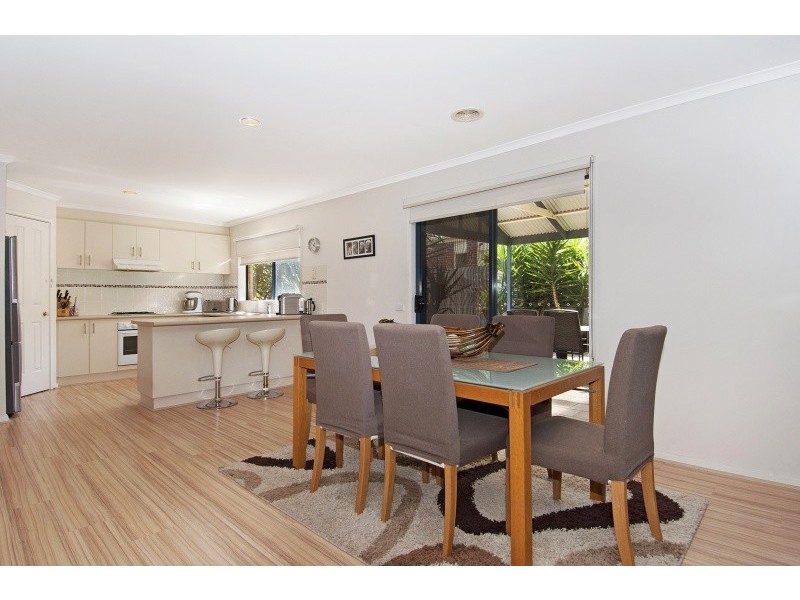 16 Clifton Park Drive, Carrum Downs VIC 3201