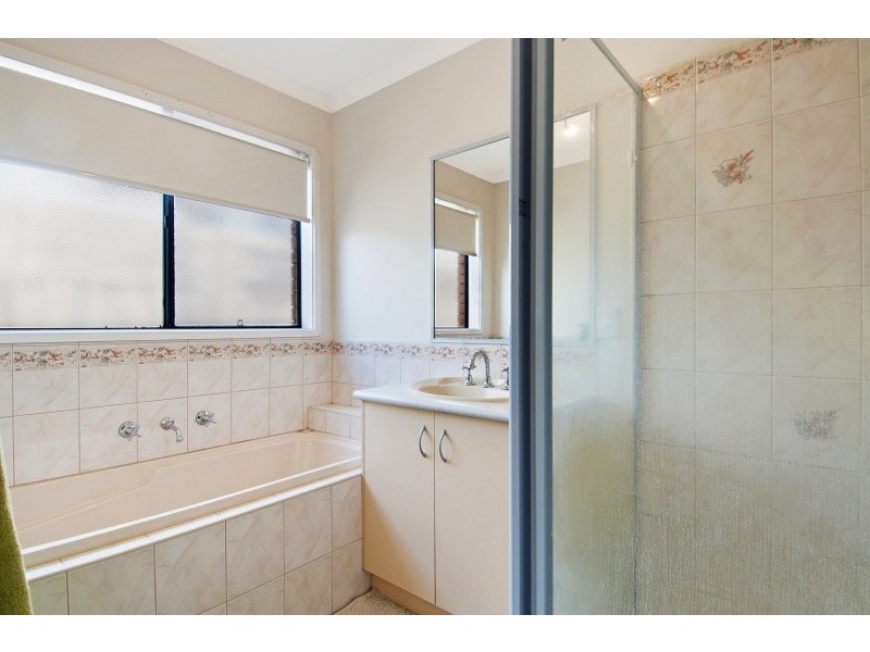 16 Clifton Park Drive, Carrum Downs VIC 3201