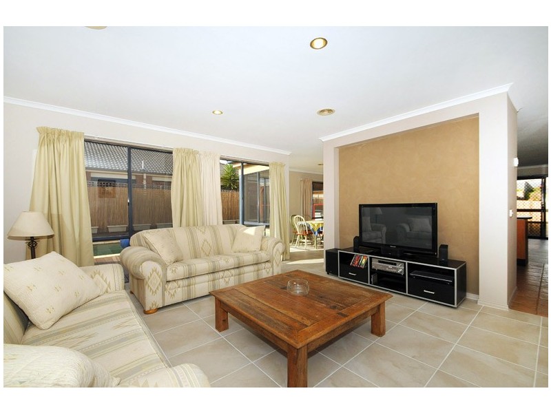 18 Sandalwood Grove, Carrum Downs VIC 3201