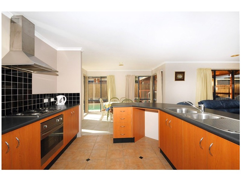 18 Sandalwood Grove, Carrum Downs VIC 3201