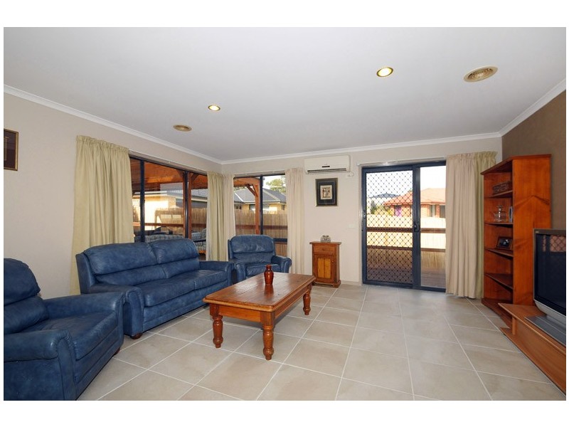 18 Sandalwood Grove, Carrum Downs VIC 3201