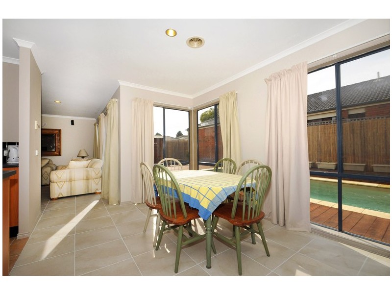 18 Sandalwood Grove, Carrum Downs VIC 3201