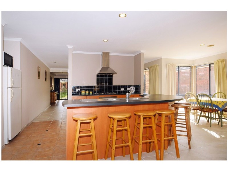 18 Sandalwood Grove, Carrum Downs VIC 3201