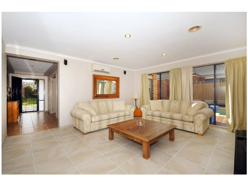 18 Sandalwood Grove, Carrum Downs VIC 3201