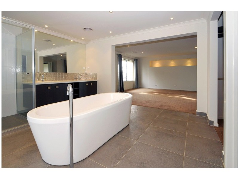 8 Peledora Place, Lyndhurst VIC 3975