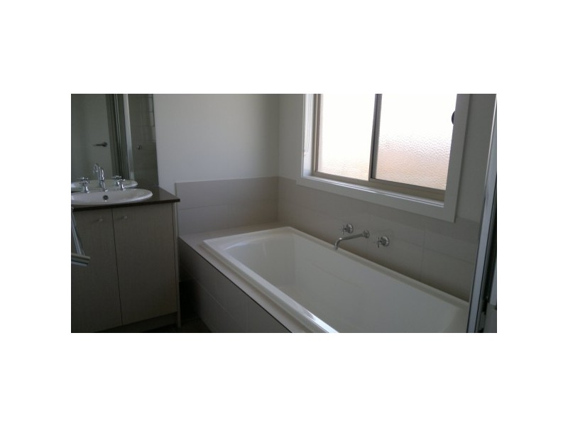 17 Serene Way, Clyde North VIC 3978