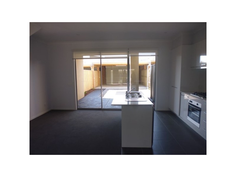 8 Nanea Path, Cranbourne VIC 3977