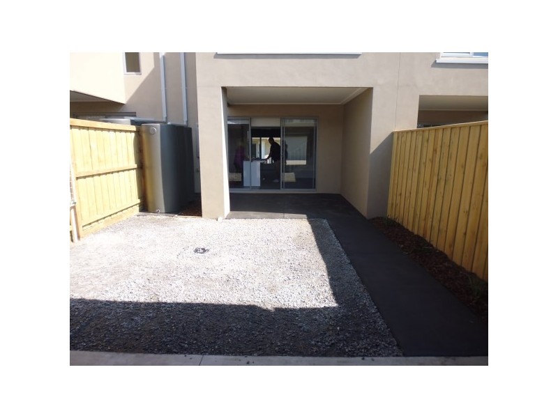 8 Nanea Path, Cranbourne VIC 3977
