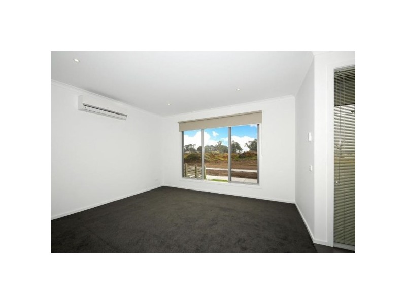 2 Nanea Path, Cranbourne VIC 3977