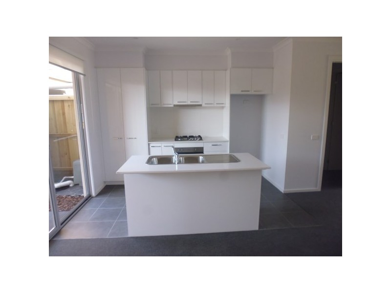 6 Aviara Walk, Cranbourne VIC 3977