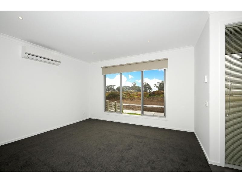 4 Aviara Walk, Cranbourne VIC 3977
