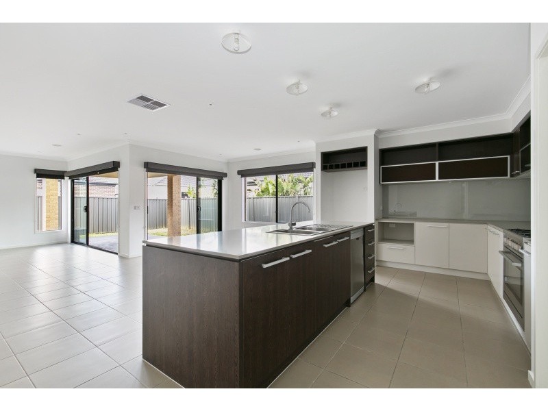 31 Fortuna Crescent, Cranbourne West VIC 3977