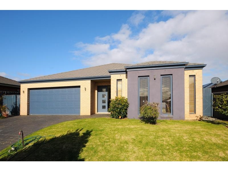 36 Diamond Pde, Skye VIC 3977
