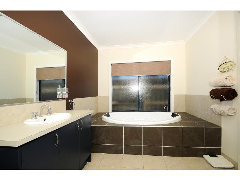 36 Diamond Pde, Skye VIC 3977
