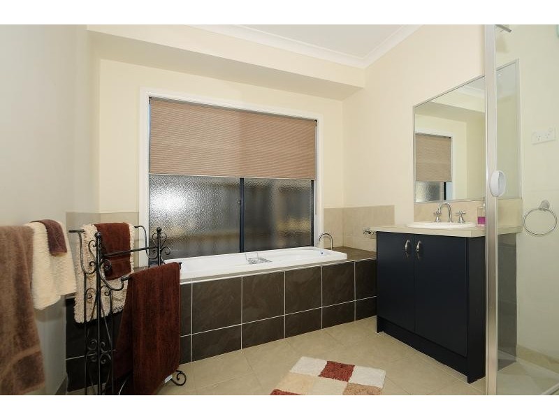 36 Diamond Pde, Skye VIC 3977