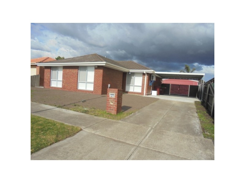 11 Linda Drive, Cranbourne West VIC 3977