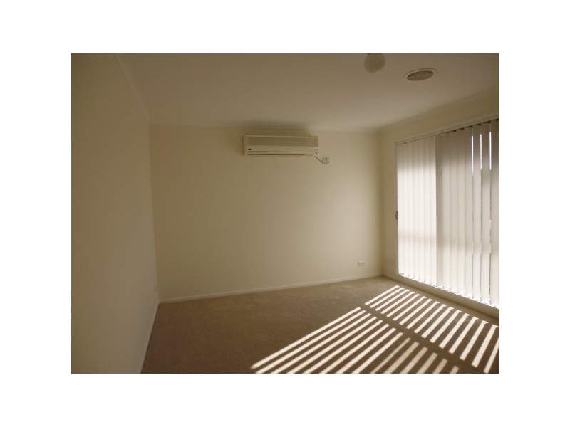 11 Linda Drive, Cranbourne West VIC 3977