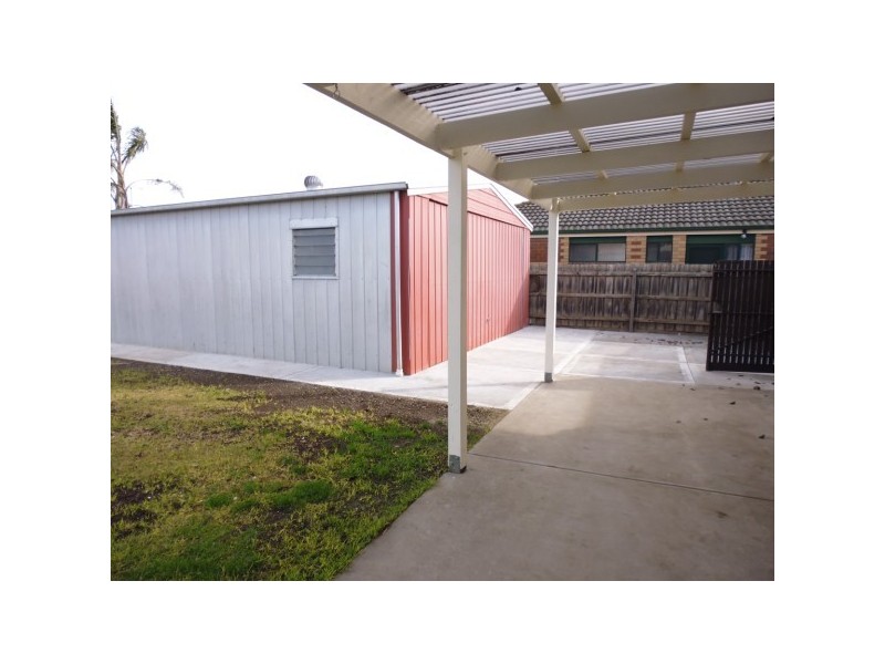 11 Linda Drive, Cranbourne West VIC 3977