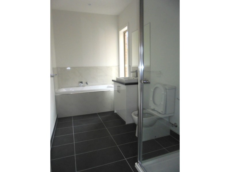 2/141 Monterey Boulevard, Frankston North VIC 3200