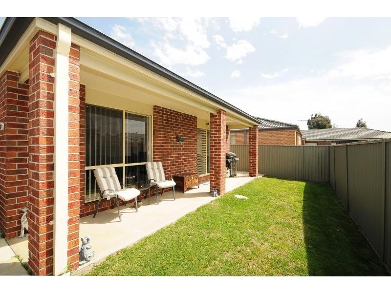 26 Maddock Drive, Cranbourne East VIC 3977