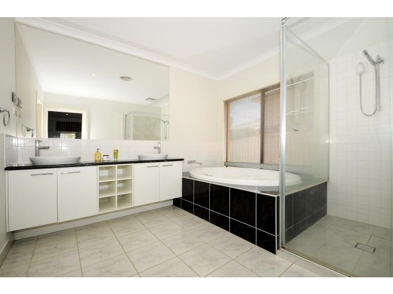 2 Mawson Walk, Sandhurst VIC 3977