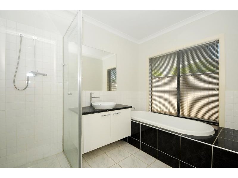 2 Mawson Walk, Sandhurst VIC 3977