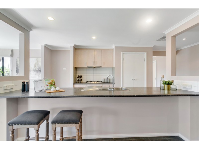 2 Venezia Way, Skye VIC 3977