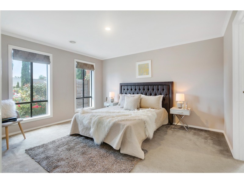 2 Venezia Way, Skye VIC 3977