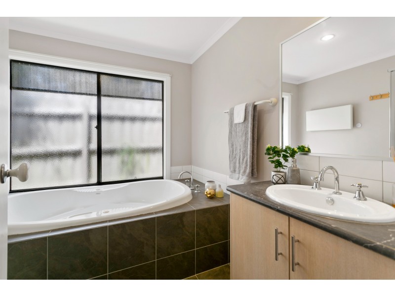 2 Venezia Way, Skye VIC 3977