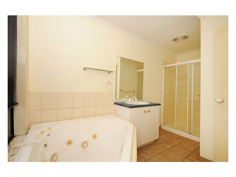 8 Flora Park Way, Carrum Downs VIC 3201