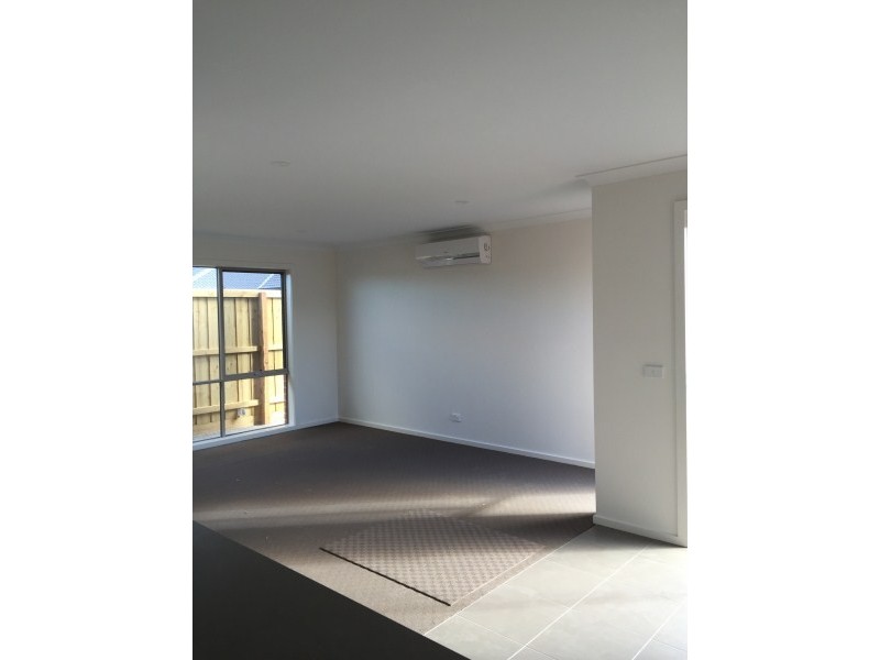Units1 and 2, 179 Rosebank Drive, Cranbourne North VIC 3977