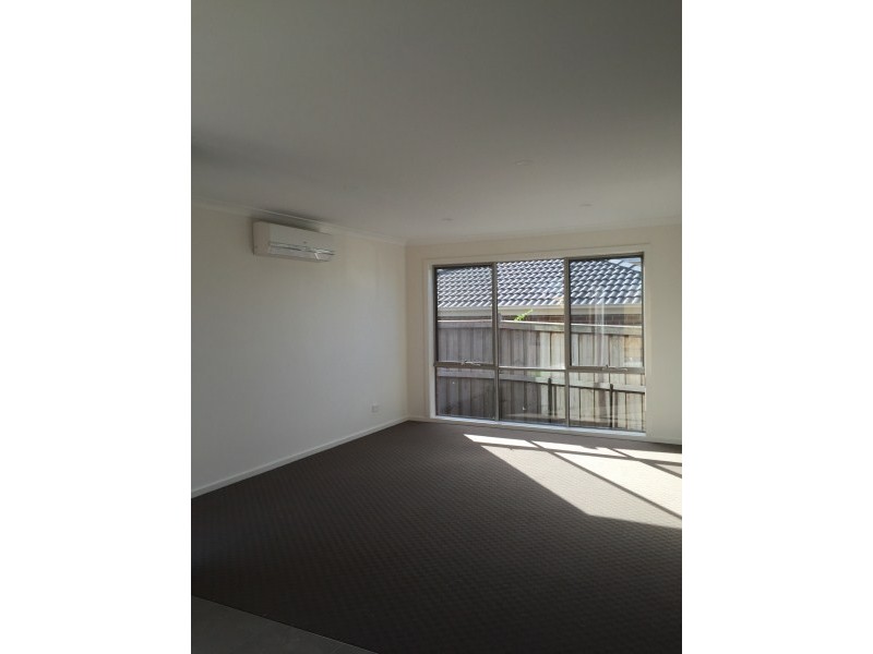 Units1 and 2, 179 Rosebank Drive, Cranbourne North VIC 3977